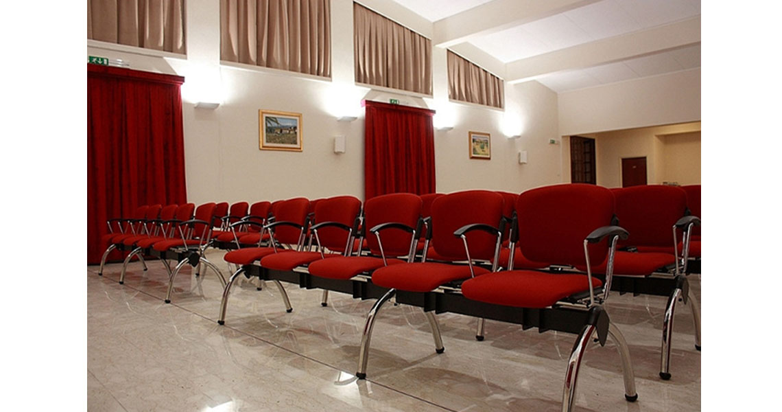 lecture-hall-commercial-bench-seating-w-arms-cortina-img-12
