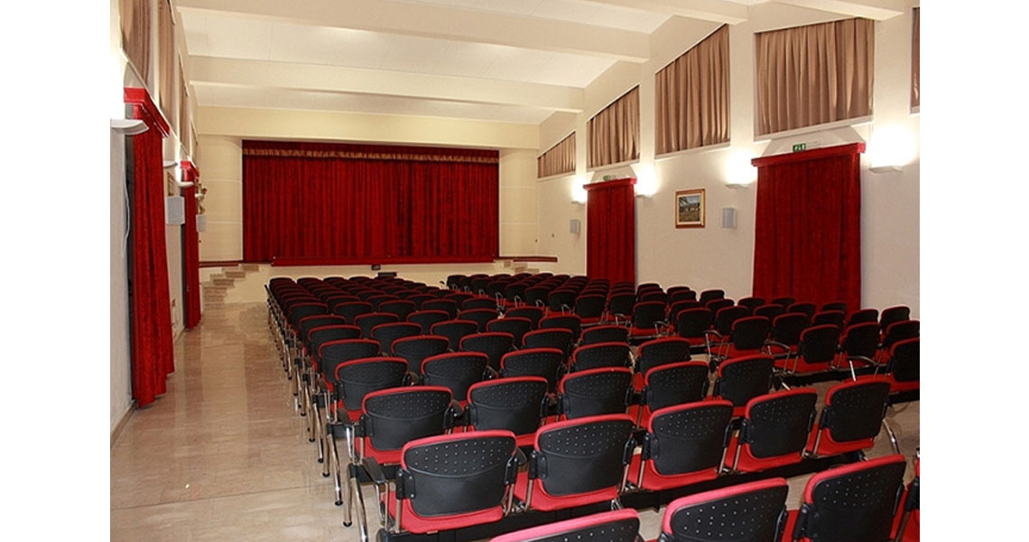 lecture-hall-commercial-bench-seating-w-arms-cortina-img-13