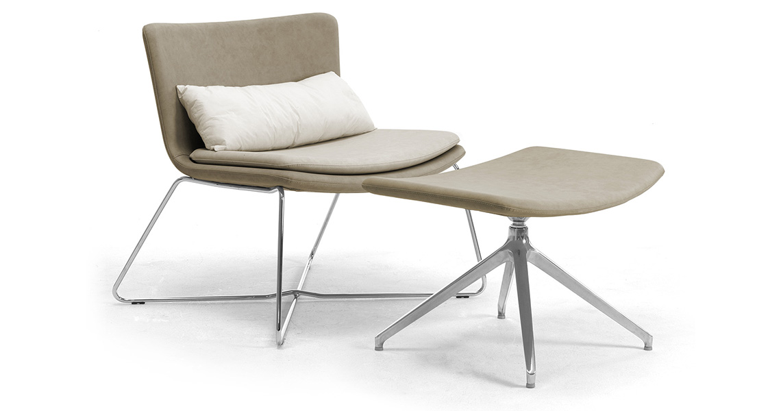 Low and wide lounge chair with scandinavian design Leyform